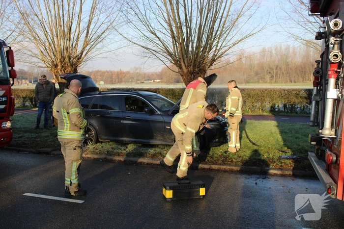 Brand in motorcompartiment van auto