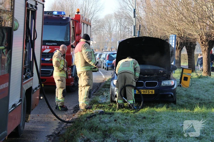 Brand in motorcompartiment van auto