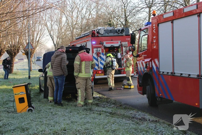 Brand in motorcompartiment van auto