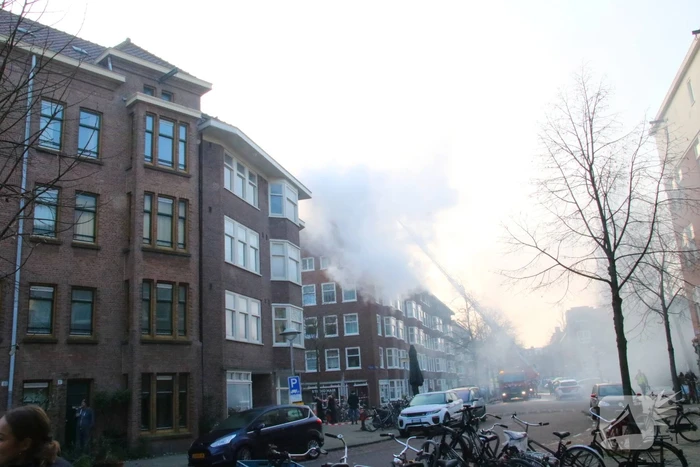Moeilijk bereikbare brand in dak