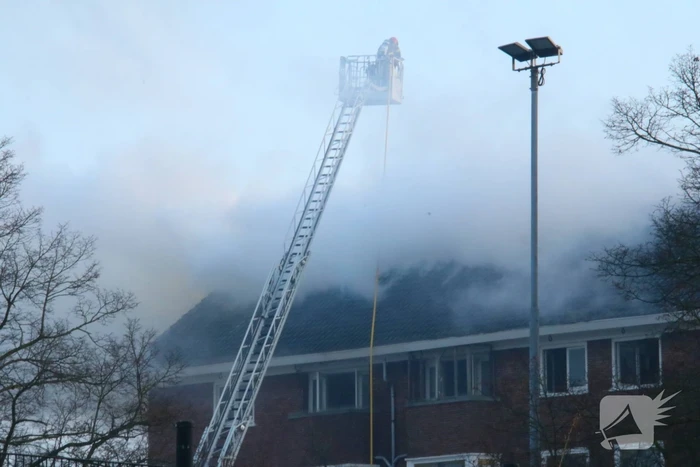 Moeilijk bereikbare brand in dak