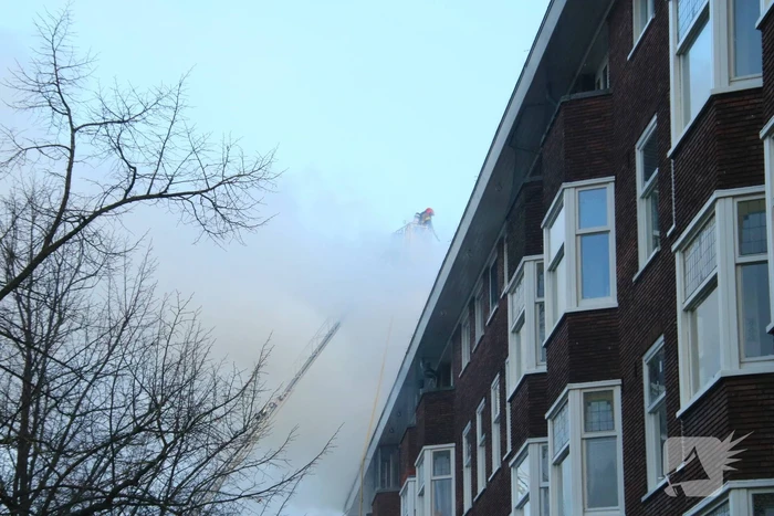 Moeilijk bereikbare brand in dak