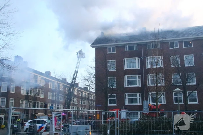 Moeilijk bereikbare brand in dak