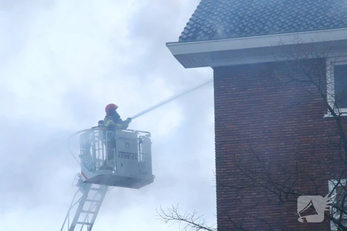 Moeilijk bereikbare brand in dak