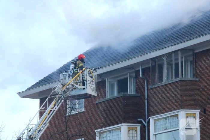 Moeilijk bereikbare brand in dak