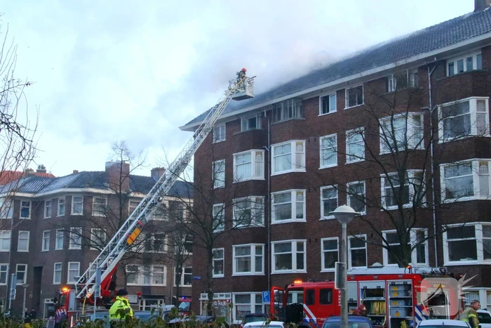 Moeilijk bereikbare brand in dak