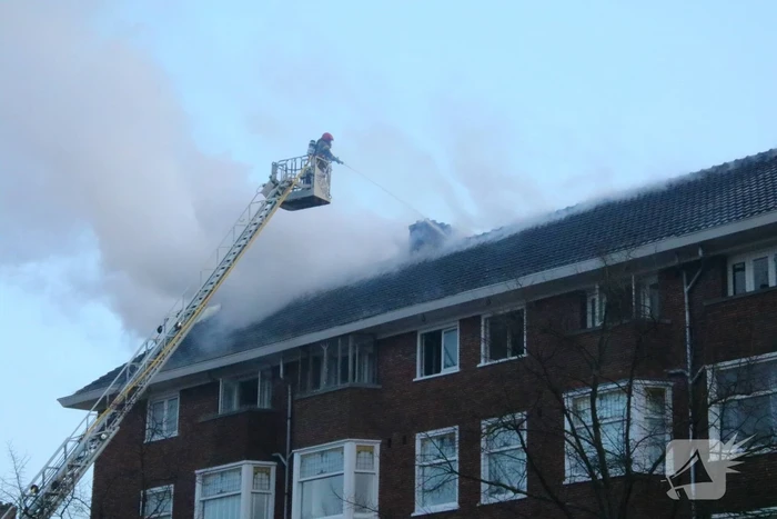 Moeilijk bereikbare brand in dak
