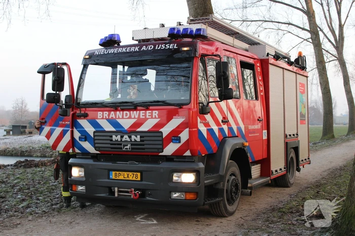 Duikers halen man en hond van ijs