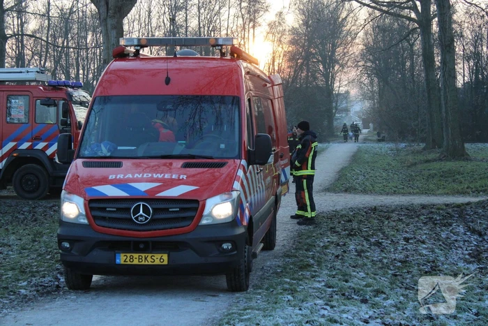 Duikers halen man en hond van ijs