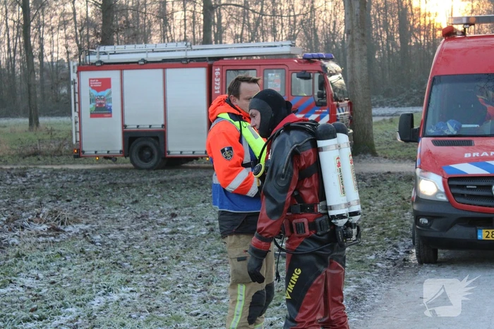 Duikers halen man en hond van ijs