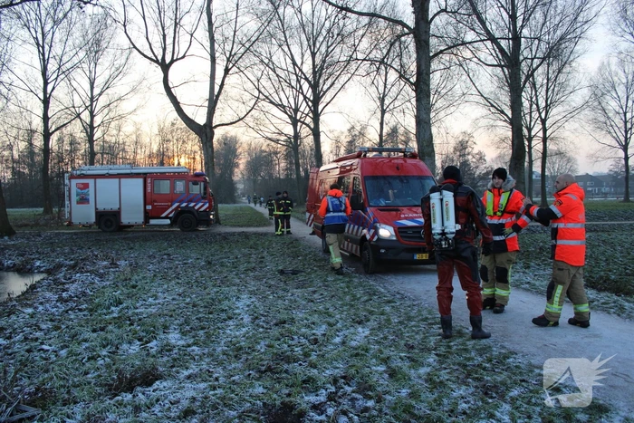 Duikers halen man en hond van ijs