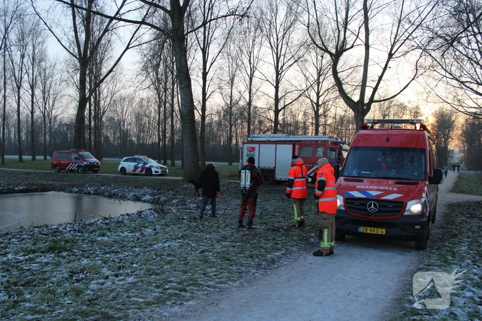 Duikers halen man en hond van ijs