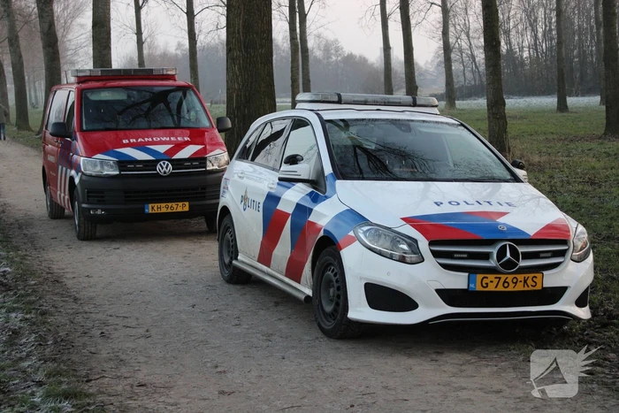 Duikers halen man en hond van ijs