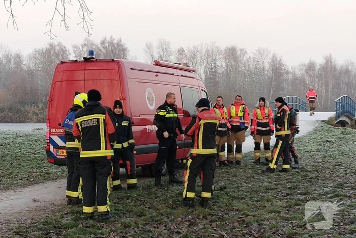 Duikers halen man en hond van ijs
