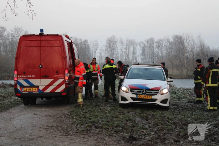 Duikers halen man en hond van ijs