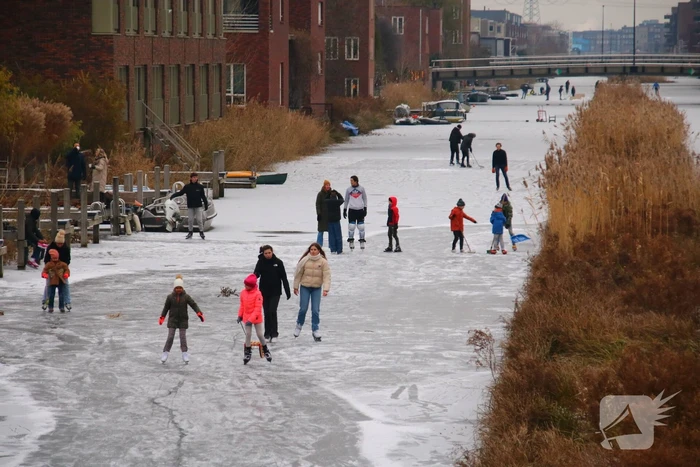 Schaatsliefhebbers pakken nog snel hun kans