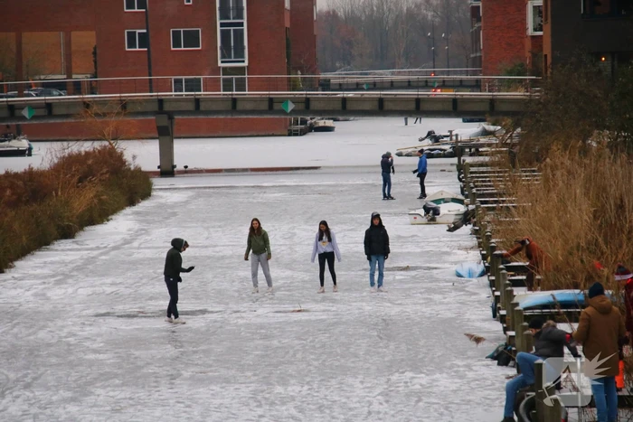 Schaatsliefhebbers pakken nog snel hun kans