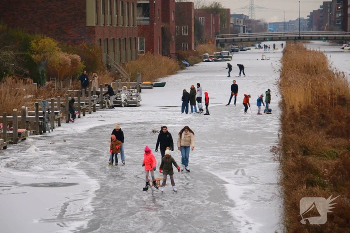 Schaatsliefhebbers pakken nog snel hun kans