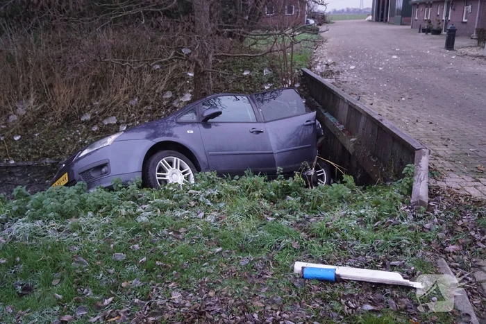 Automobilist belandt in sloot bij eenzijdig ongeval