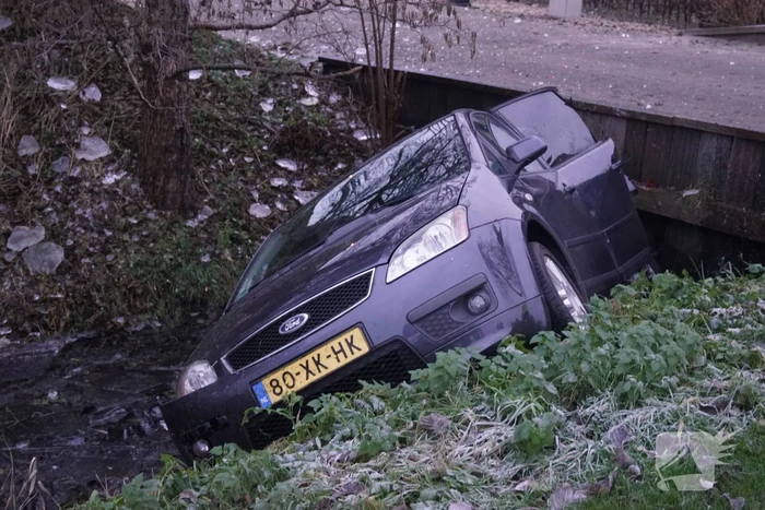 Automobilist belandt in sloot bij eenzijdig ongeval