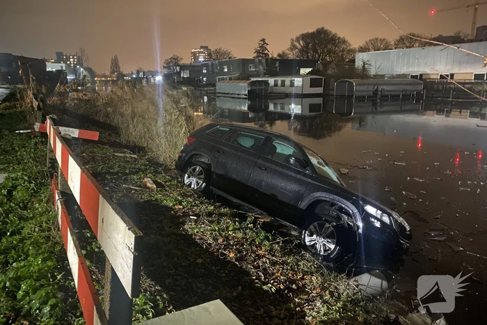 Voertuig te water door gladheid