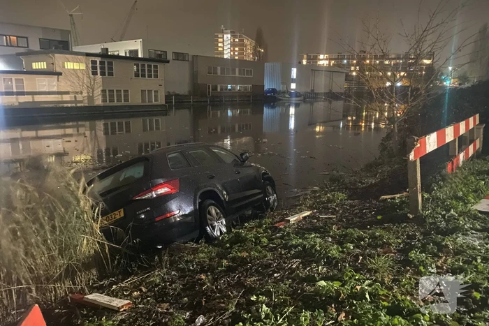 Voertuig te water door gladheid