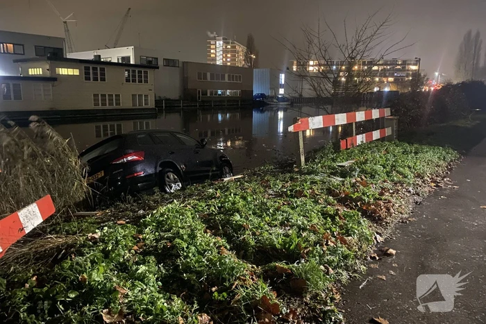 Voertuig te water door gladheid