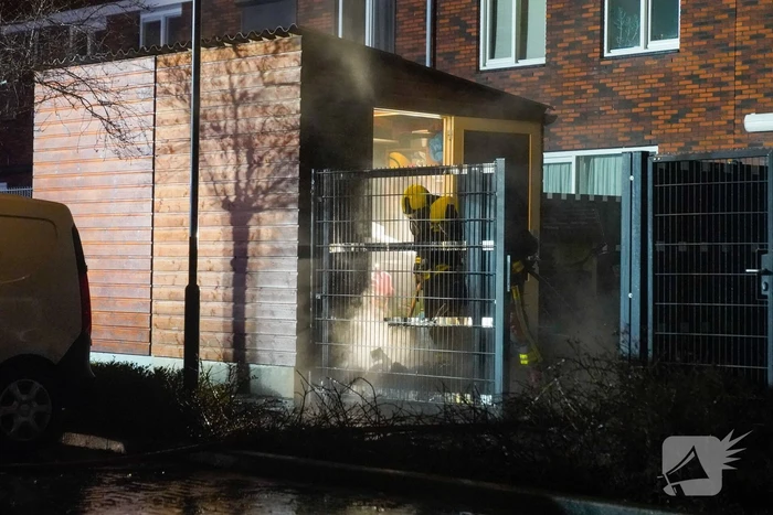 Flinke vlammen bij brand in tuin