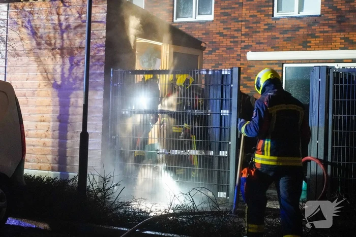 Flinke vlammen bij brand in tuin