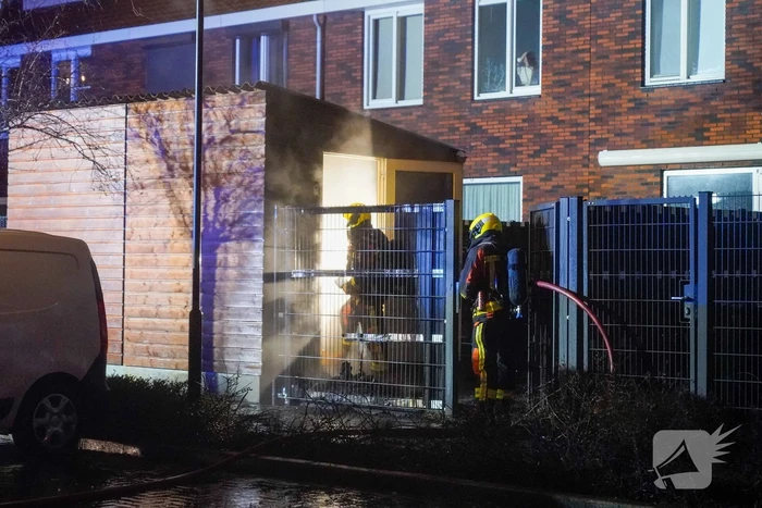 Flinke vlammen bij brand in tuin