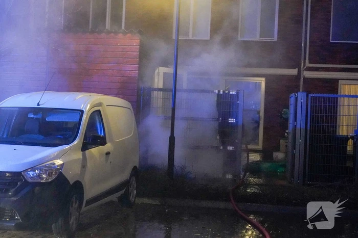 Flinke vlammen bij brand in tuin