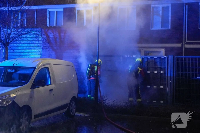 Flinke vlammen bij brand in tuin