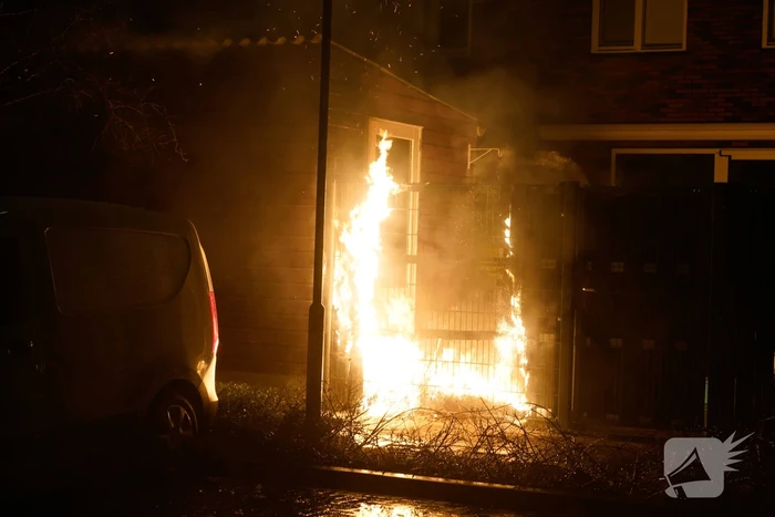 Flinke vlammen bij brand in tuin