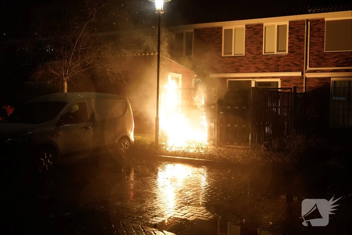 Flinke vlammen bij brand in tuin
