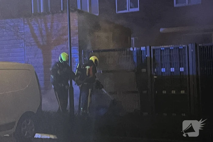 Flinke vlammen bij brand in tuin