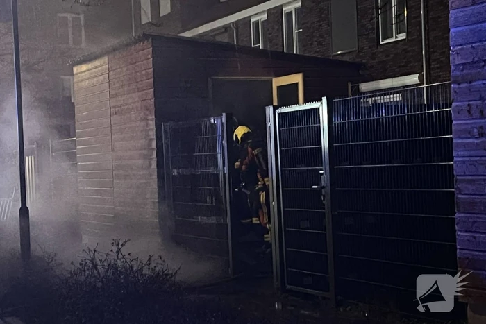Flinke vlammen bij brand in tuin