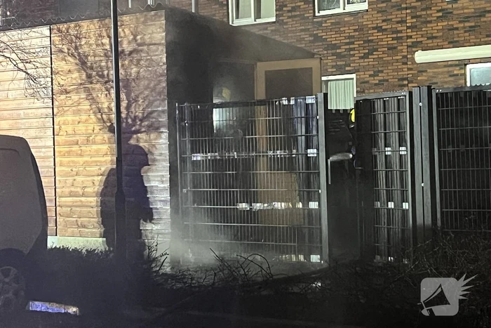 Flinke vlammen bij brand in tuin
