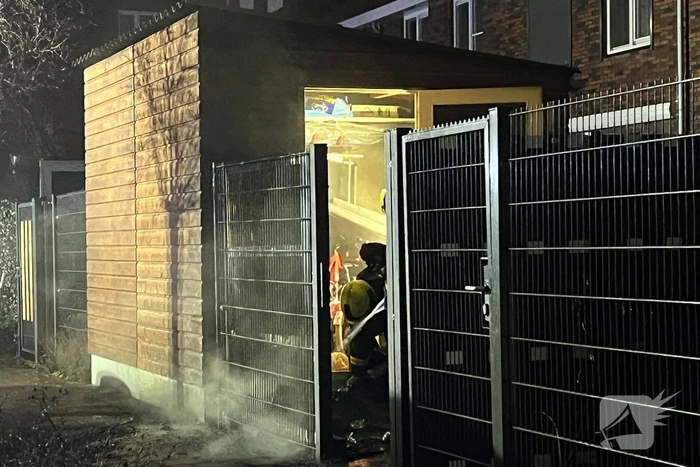 Flinke vlammen bij brand in tuin