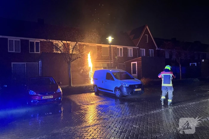 Flinke vlammen bij brand in tuin