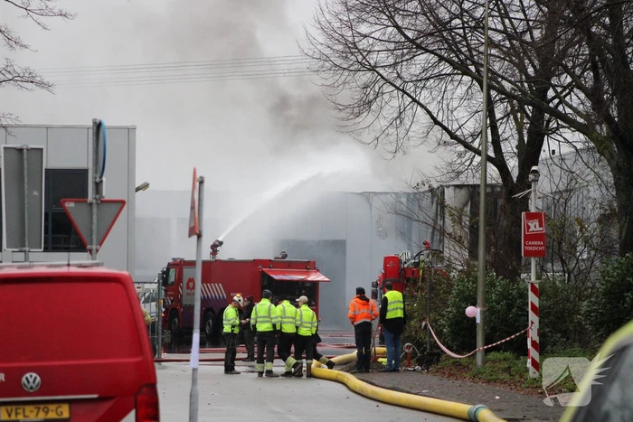 Zeer grote brand in bedrijfspand