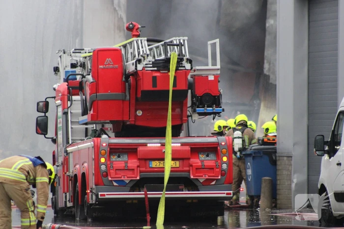 Zeer grote brand in bedrijfspand