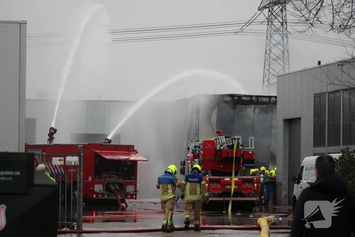 Zeer grote brand in bedrijfspand