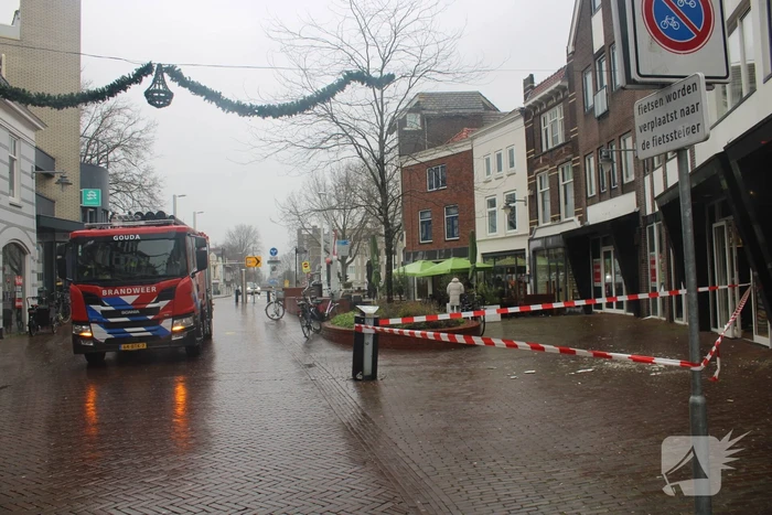 Scherpe delen vallen van gevel