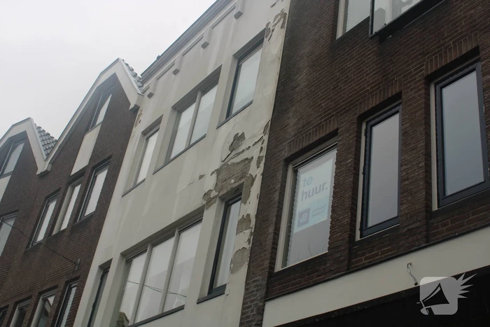 Scherpe delen vallen van gevel