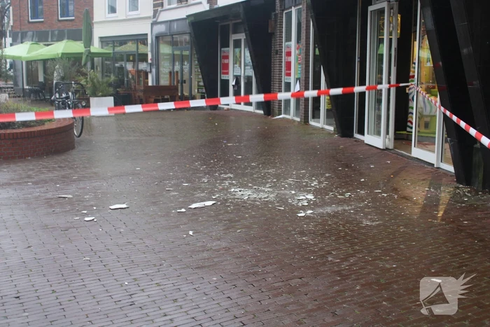 Scherpe delen vallen van gevel