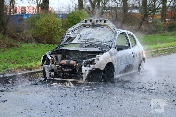 Auto verwoest door brand