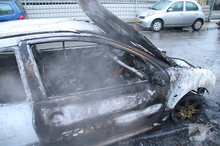 Auto verwoest door brand