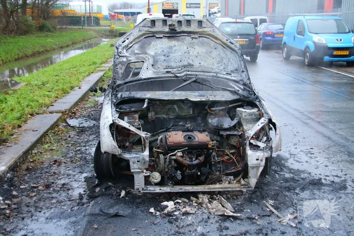 Auto verwoest door brand