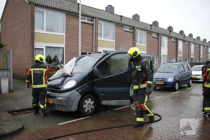 Brand in bestelbus snel geblust