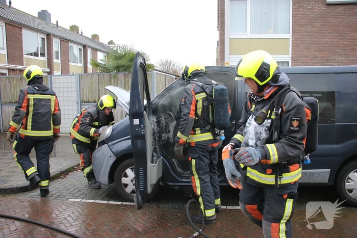 Brand in bestelbus snel geblust